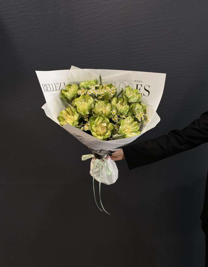 Букет из розы сорта Вегги(Veggie) и матрекарии "Стиль"