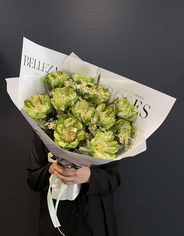 Букет из розы сорта Вегги(Veggie) и матрекарии "Стиль"