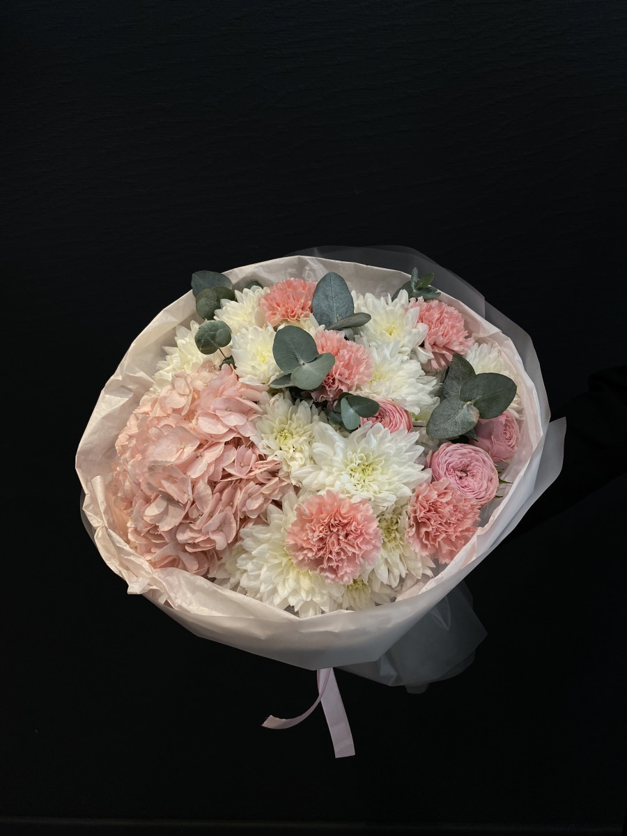 Букет из розовой гортензии и белых хризантем "Коралловый пудинг"