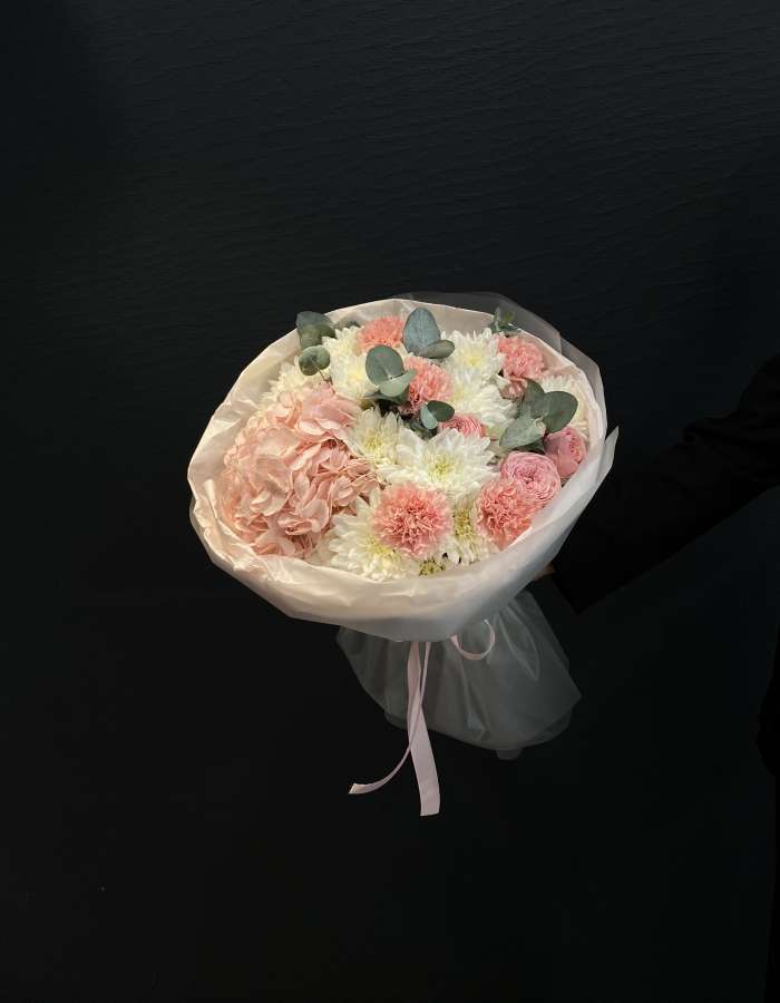 Букет из розовой гортензии и белых хризантем "Коралловый пудинг"