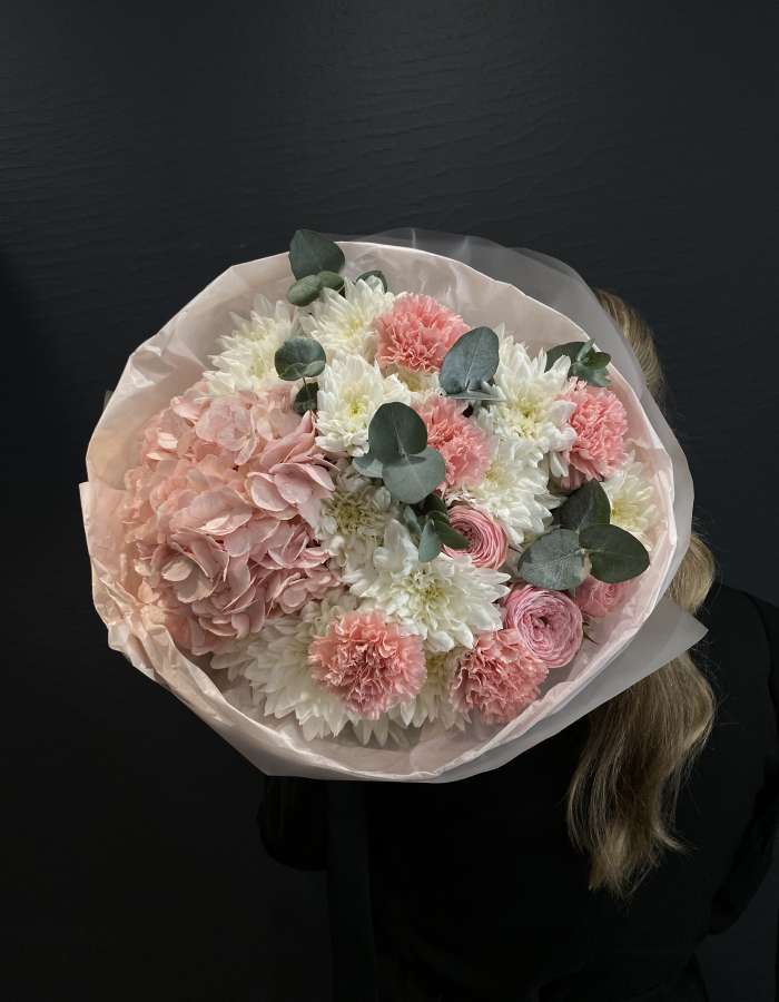 Букет из розовой гортензии и белых хризантем "Коралловый пудинг"