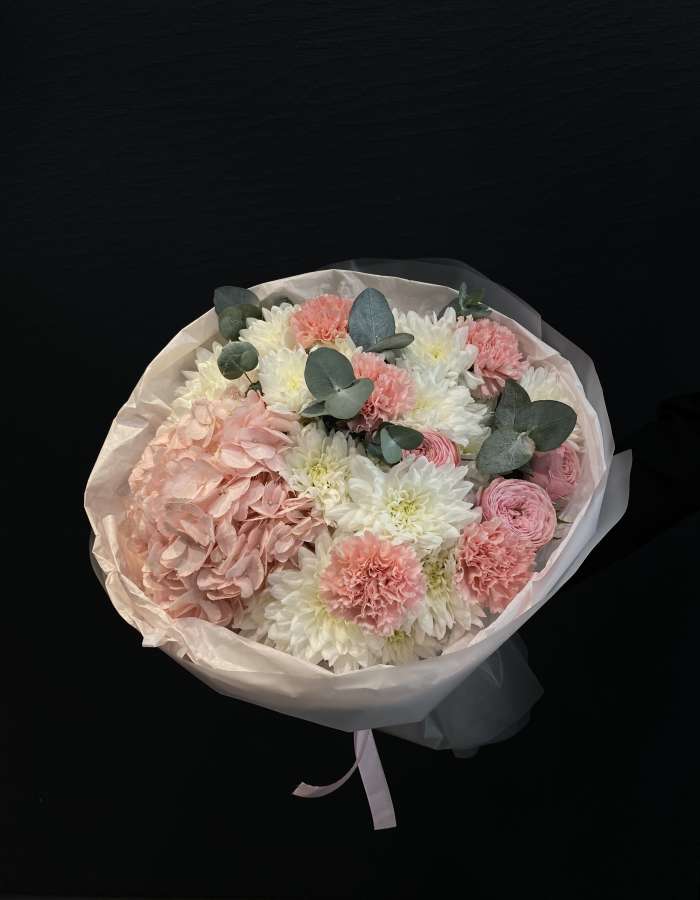 Букет из розовой гортензии и белых хризантем "Коралловый пудинг"