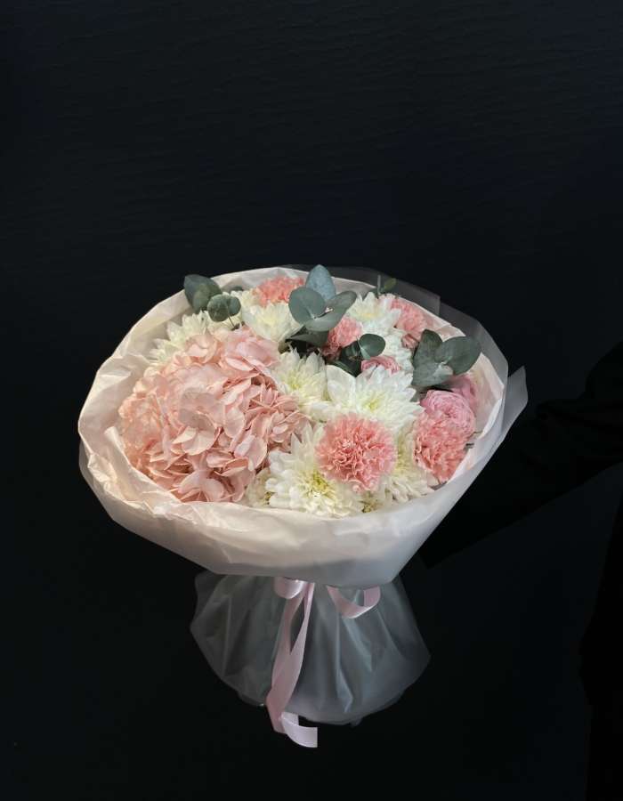 Букет из розовой гортензии и белых хризантем "Коралловый пудинг"