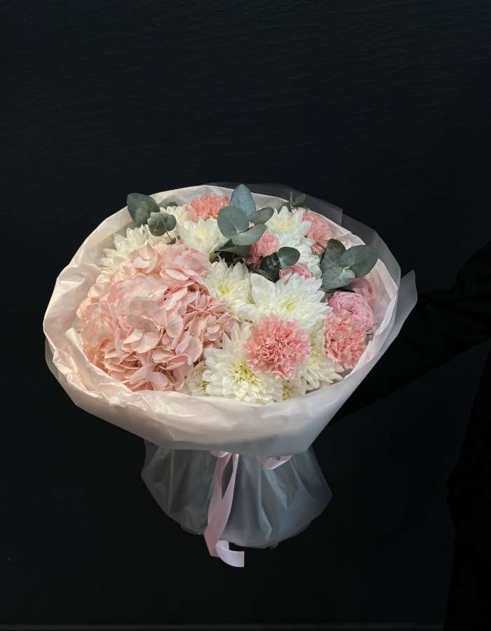 Букет из розовой гортензии и белых хризантем "Коралловый пудинг"