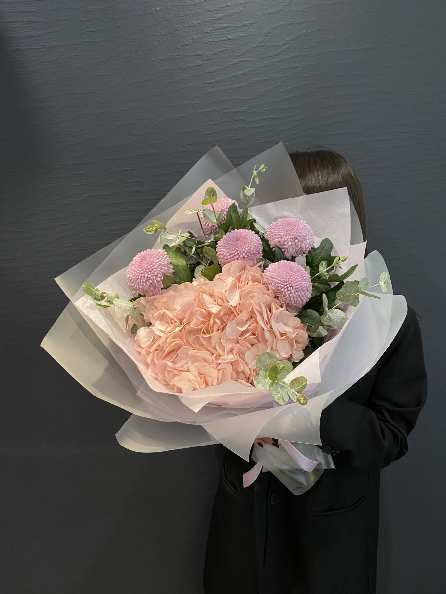 Букет из гортензии и хризантем Момоко "Шелест"