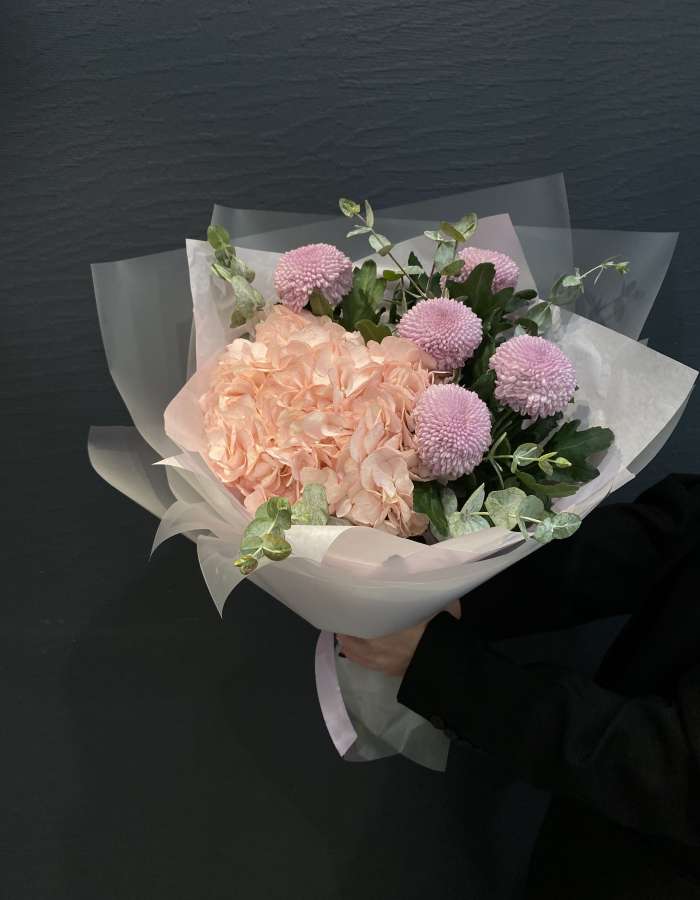 Букет из гортензии и хризантем Момоко "Шелест"