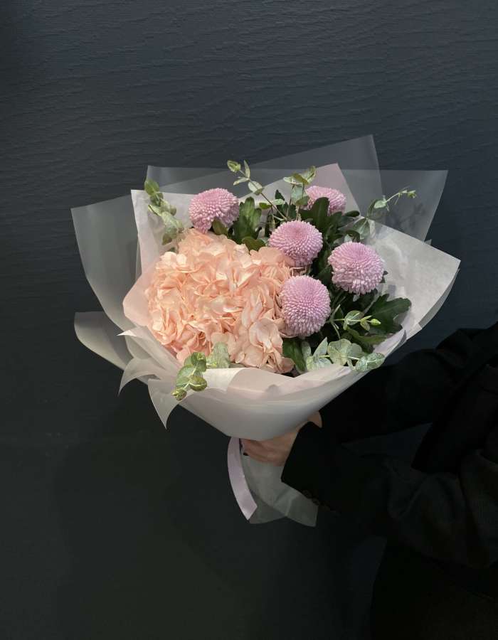 Букет из гортензии и хризантем Момоко "Шелест"