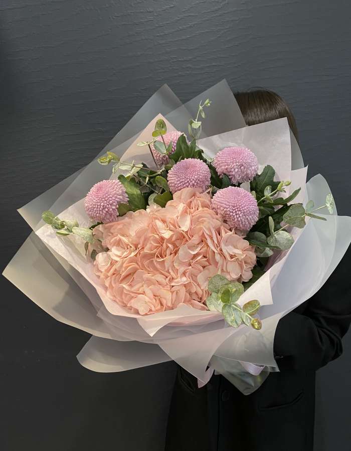 Букет из гортензии и хризантем Момоко "Шелест"