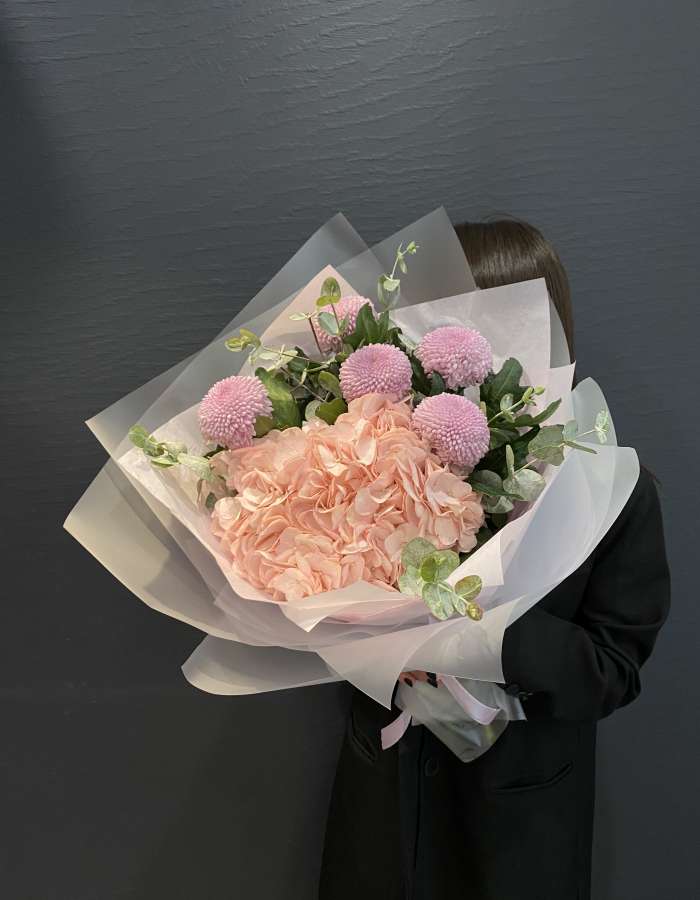 Букет из гортензии и хризантем Момоко "Шелест"