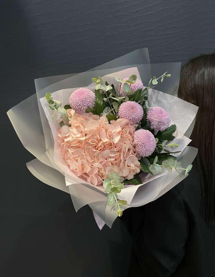 Букет из гортензии и хризантем Момоко "Шелест"