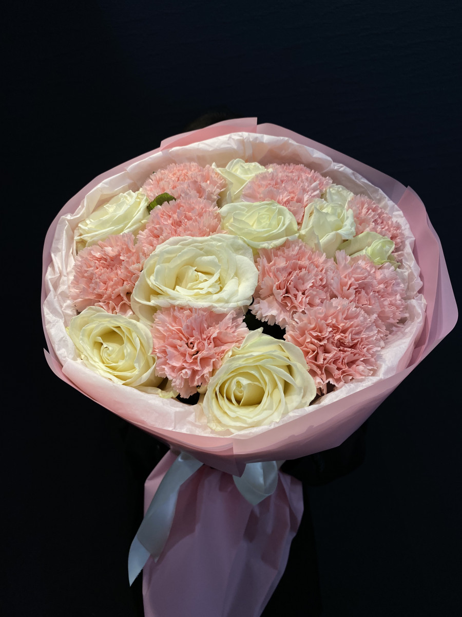 Букет из диантусов и белых роз "Нежные Диантусы"