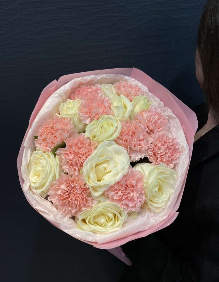 Букет из диантусов и белых роз "Нежные Диантусы"