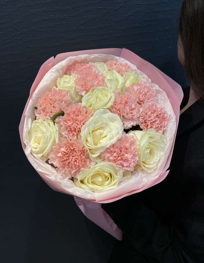 Букет из диантусов и белых роз "Нежные Диантусы"