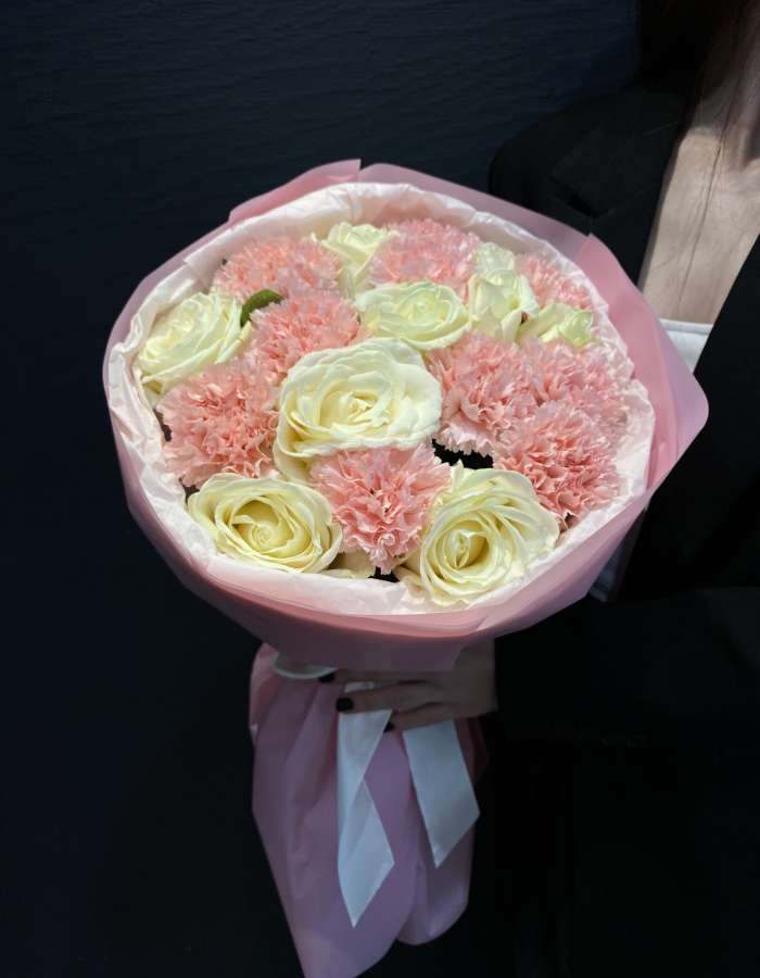 Букет из диантусов и белых роз "Нежные Диантусы"