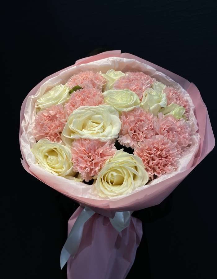 Букет из диантусов и белых роз "Нежные Диантусы"