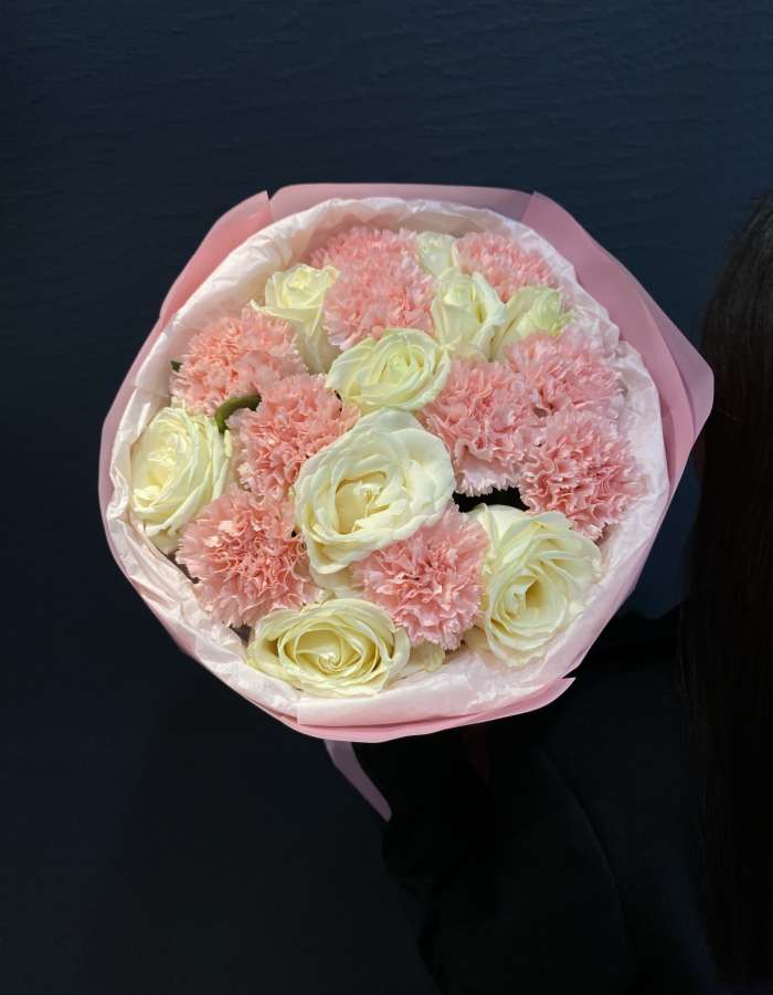 Букет из диантусов и белых роз "Нежные Диантусы"