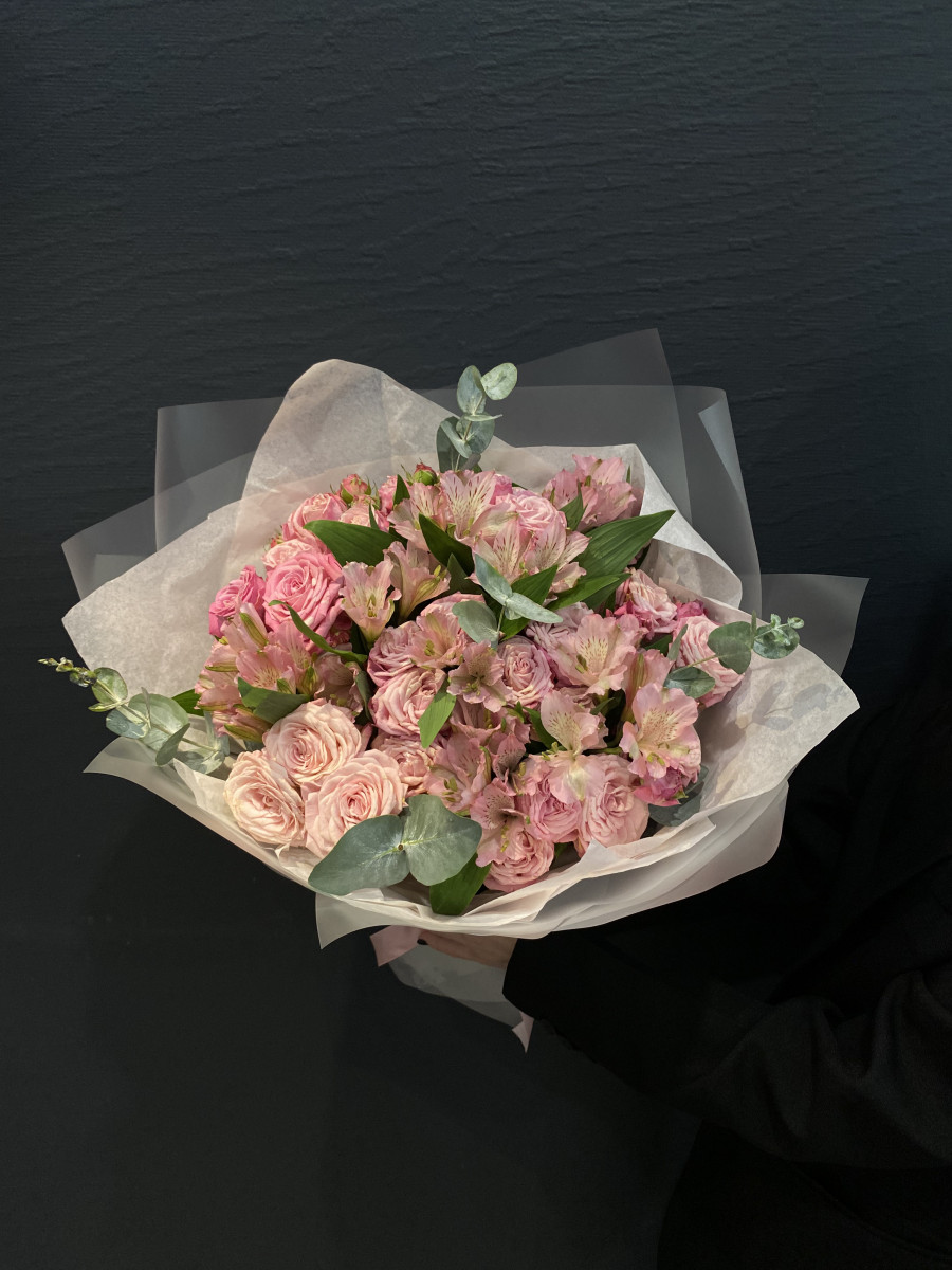 Букет из кустовых роз и альстромерий "Вкус жизни"