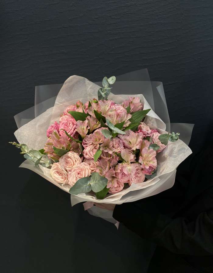 Букет из кустовых роз и альстромерий "Вкус жизни"