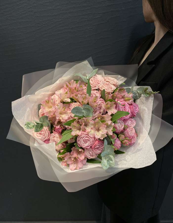 Букет из кустовых роз и альстромерий "Вкус жизни"