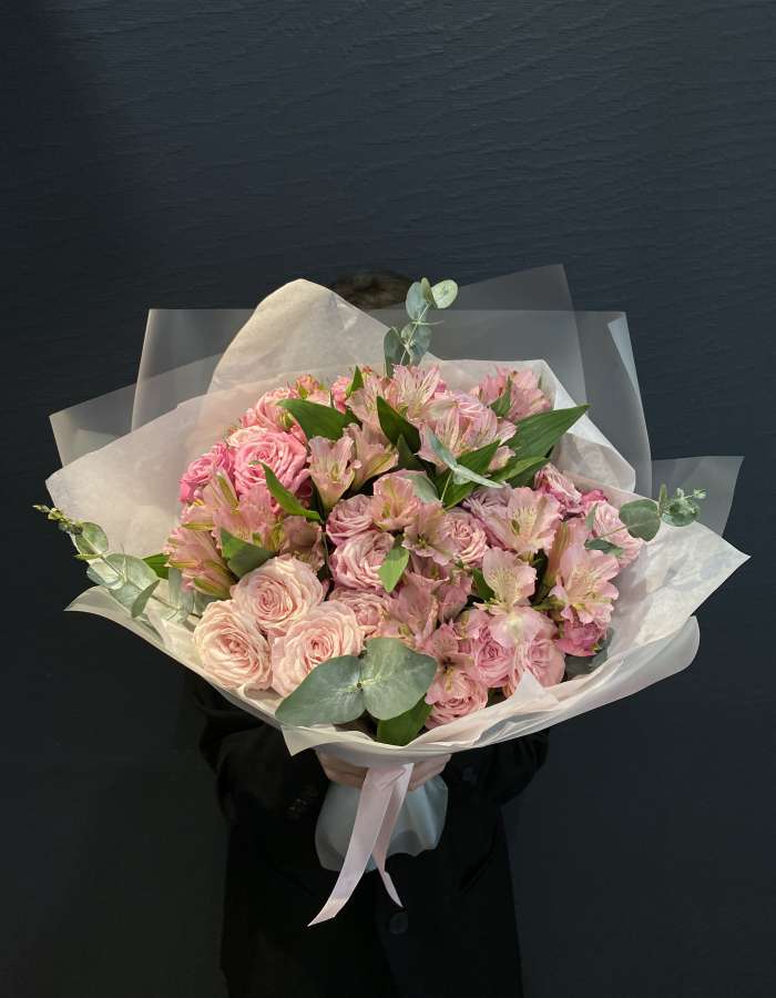 Букет из кустовых роз и альстромерий "Вкус жизни"