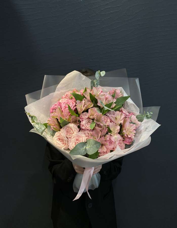 Букет из кустовых роз и альстромерий "Вкус жизни"