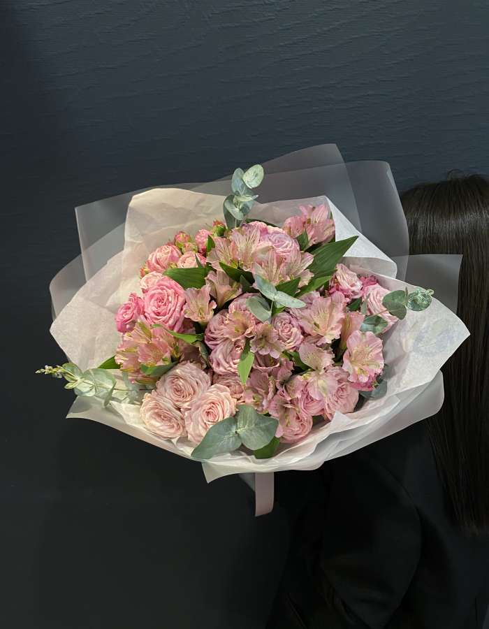 Букет из кустовых роз и альстромерий "Вкус жизни"