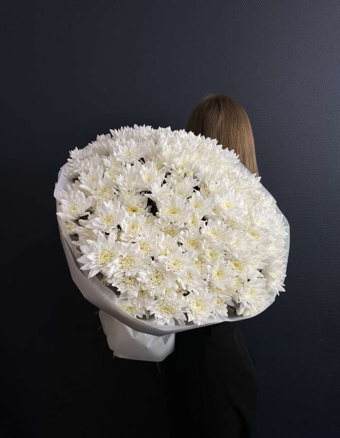 Букет из белых хризантем сорта Балтика "Белоснежная затея"