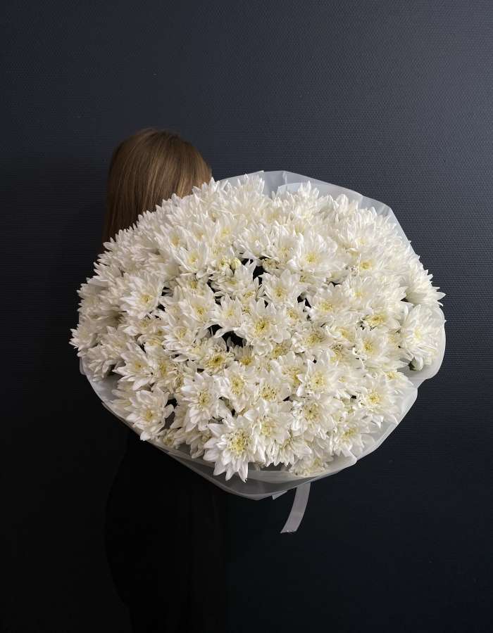 Букет из белых хризантем сорта Балтика "Белоснежная затея"
