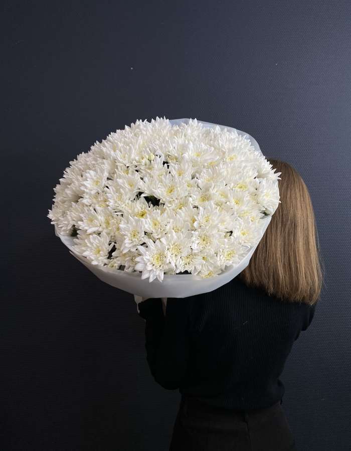 Букет из белых хризантем сорта Балтика "Белоснежная затея"