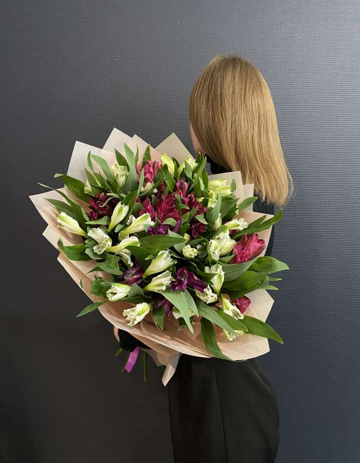 Букет из 15 альстромерий