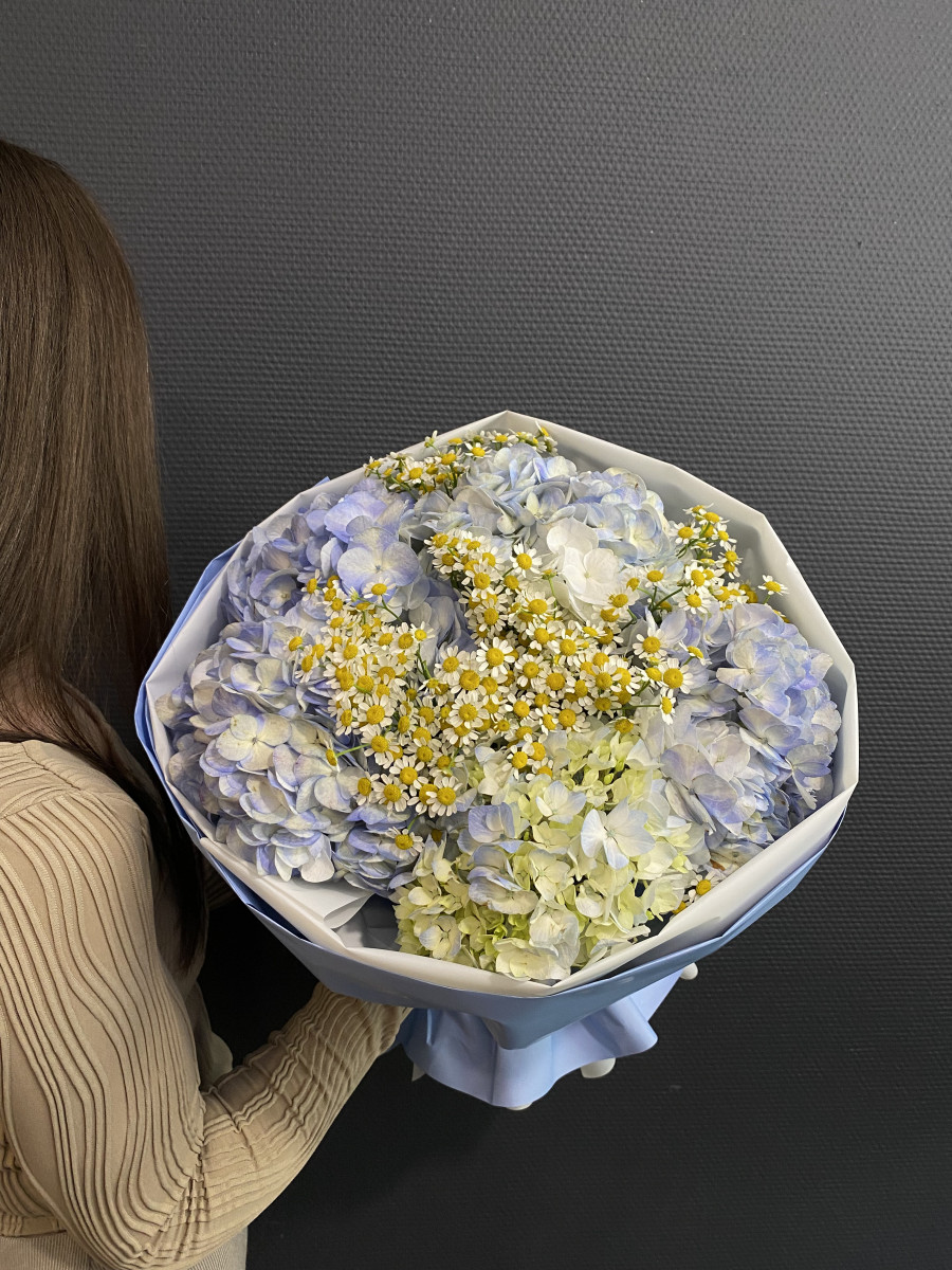 Букет из голубых гортензий и матрекарии "Теплое воспоминание"