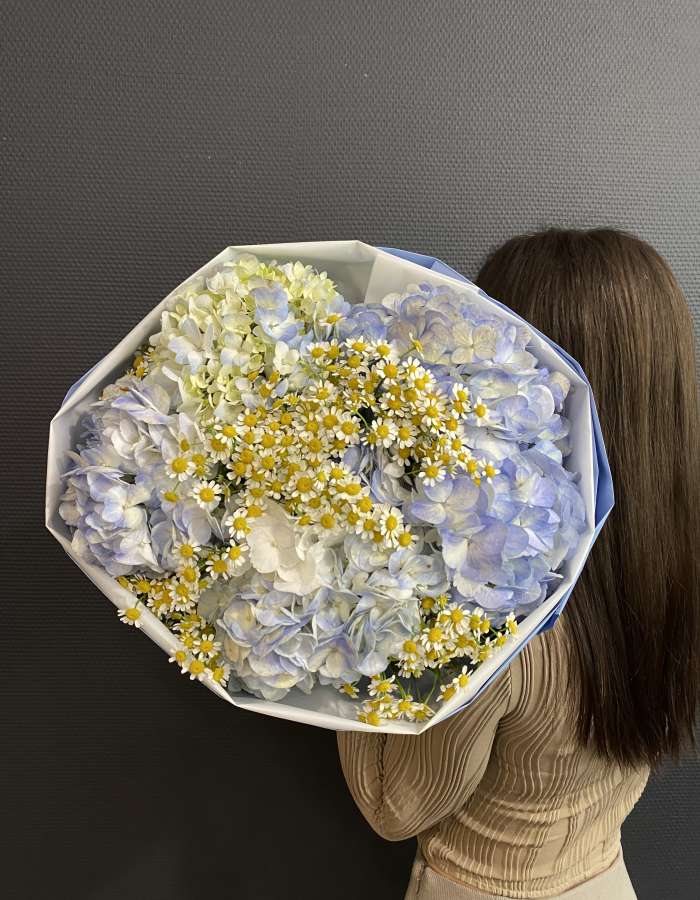 Букет из голубых гортензий и матрекарии "Теплое воспоминание"