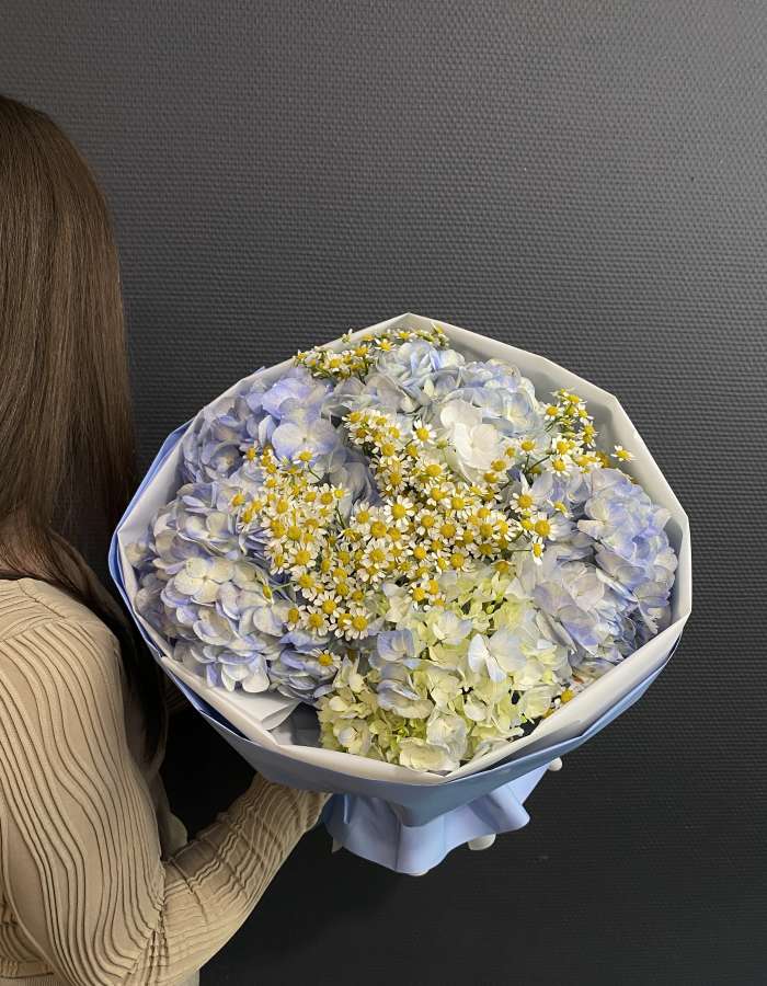 Букет из голубых гортензий и матрекарии "Теплое воспоминание"