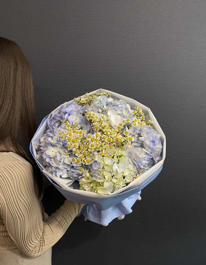 Букет из голубых гортензий и матрекарии "Теплое воспоминание"