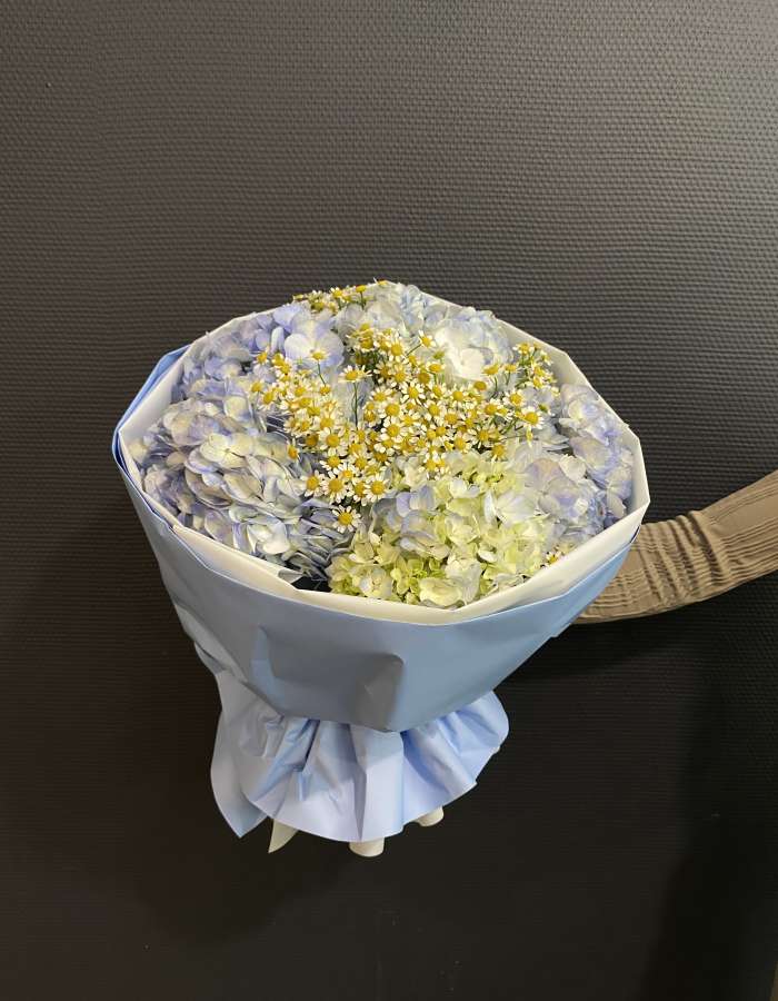 Букет из голубых гортензий и матрекарии "Теплое воспоминание"