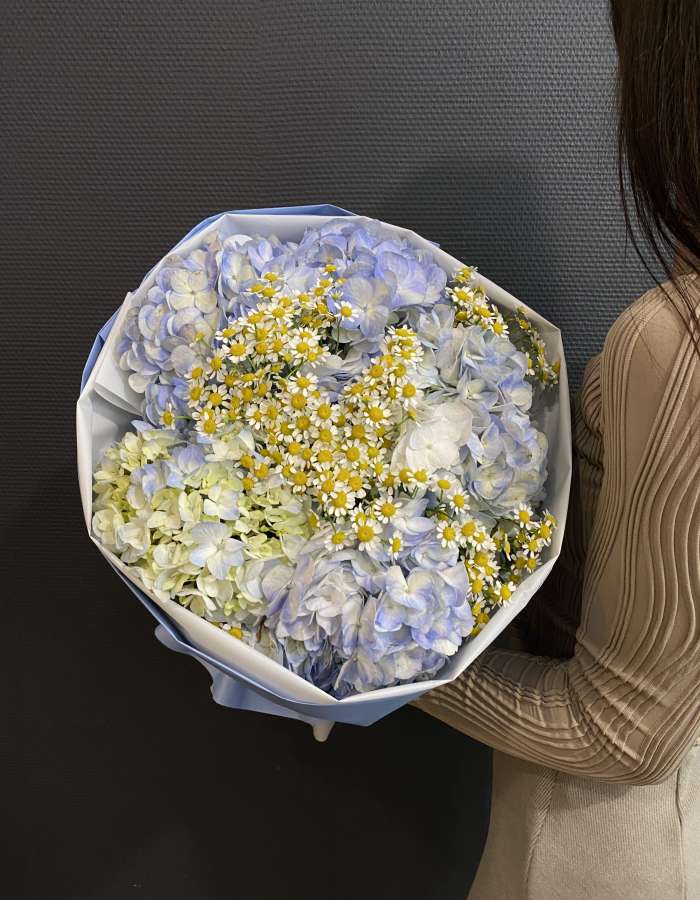 Букет из голубых гортензий и матрекарии "Теплое воспоминание"