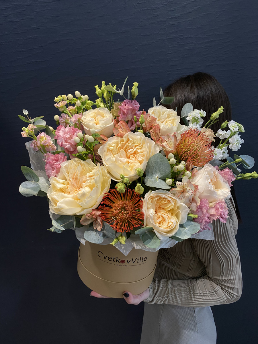 Коробка из пионовидные роз  и маттиолы "Нежная фуксия"