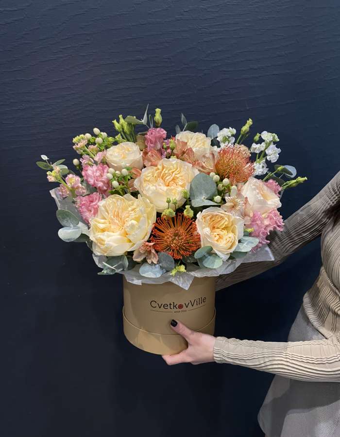 Коробка из пионовидные роз  и маттиолы "Нежная фуксия"