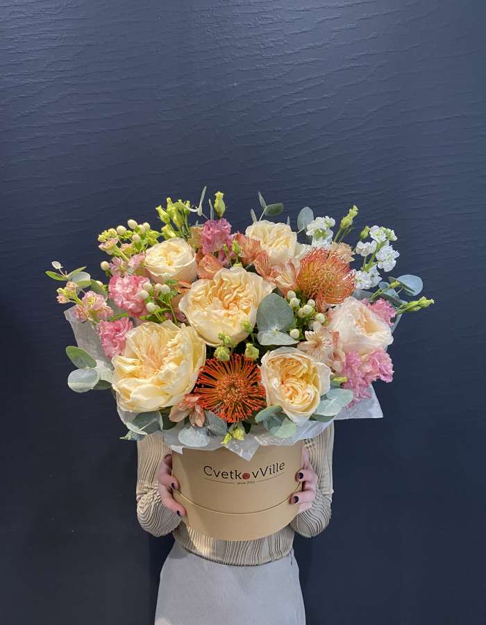 Коробка из пионовидные роз  и маттиолы "Нежная фуксия"