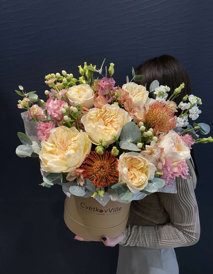 Коробка из пионовидные роз  и маттиолы "Нежная фуксия"