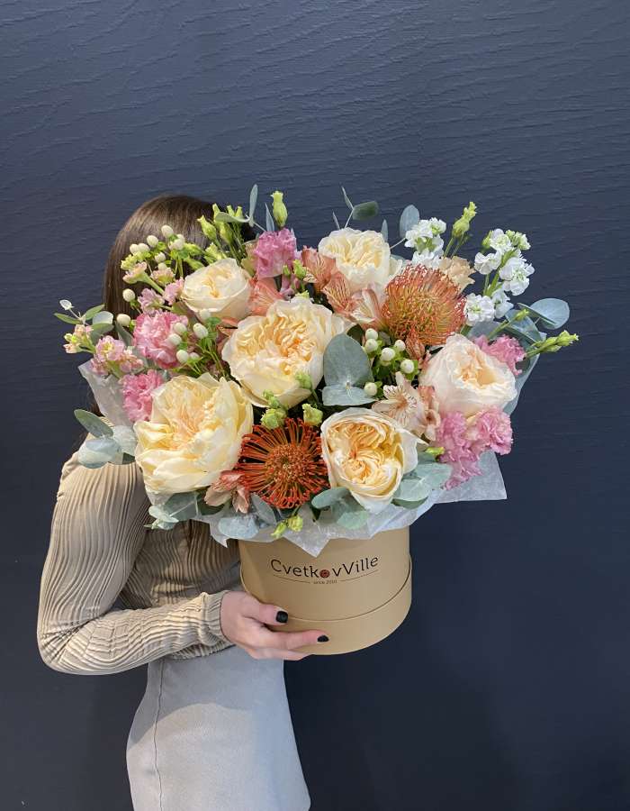 Коробка из пионовидные роз  и маттиолы "Нежная фуксия"