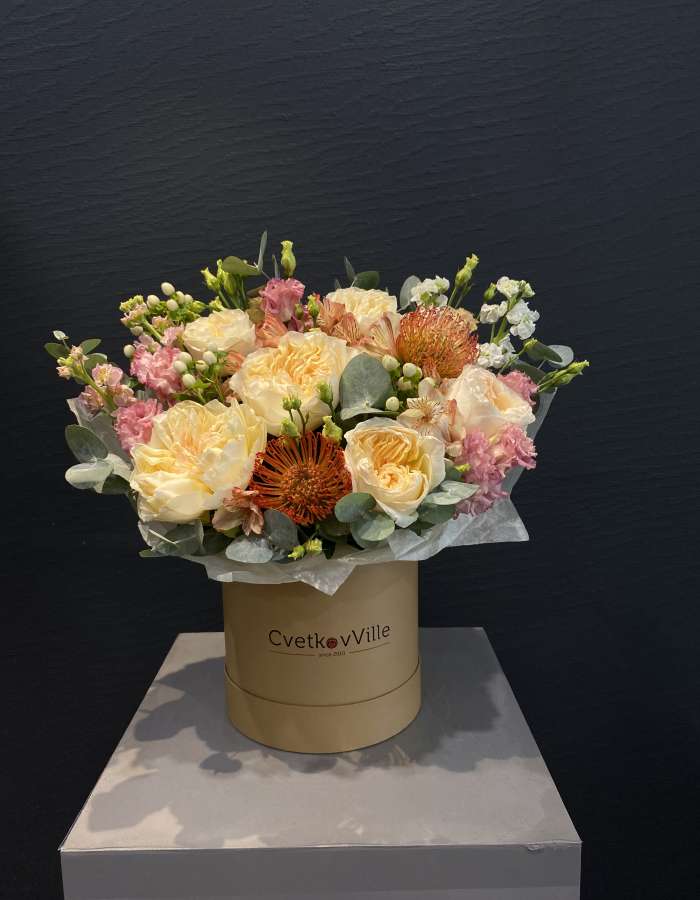 Коробка из пионовидные роз  и маттиолы "Нежная фуксия"