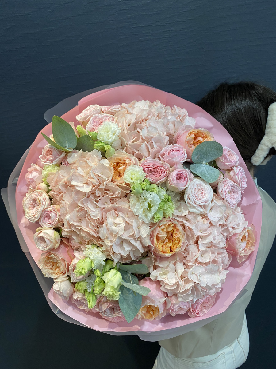 Букет из гортензий и роз сорта Нотинг Хилл "Леденец"