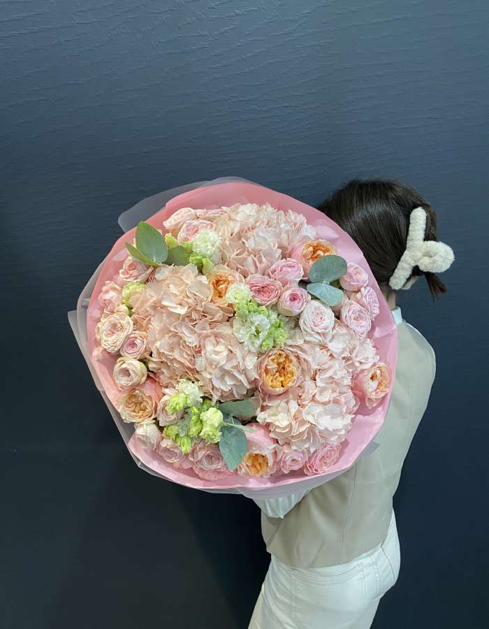 Букет из гортензий и роз сорта Нотинг Хилл "Леденец"