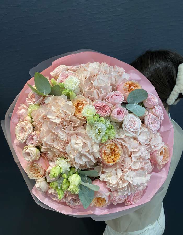 Букет из гортензий и роз сорта Нотинг Хилл "Леденец"