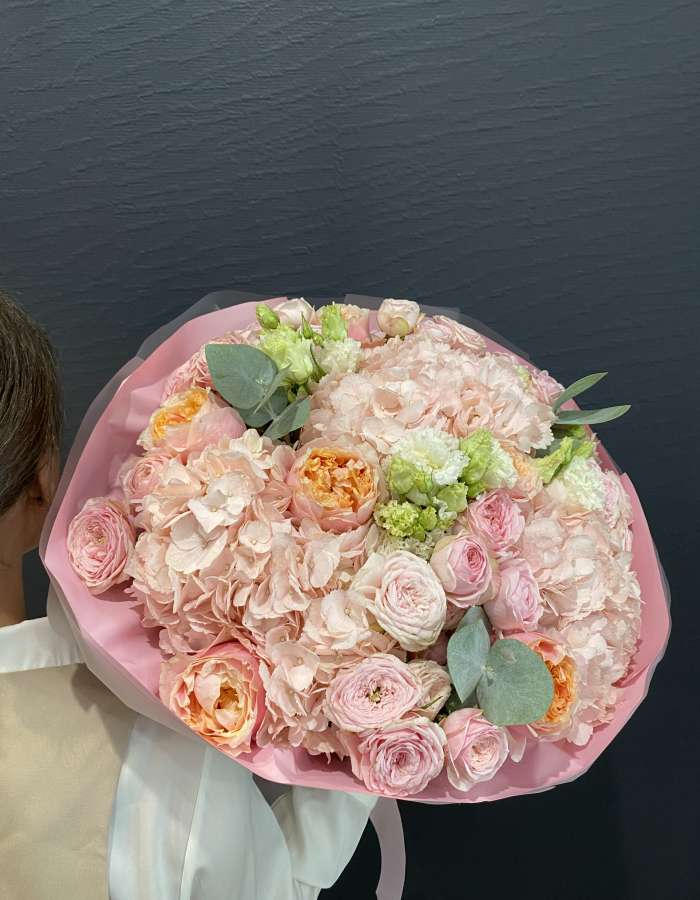 Букет из гортензий и роз сорта Нотинг Хилл "Леденец"