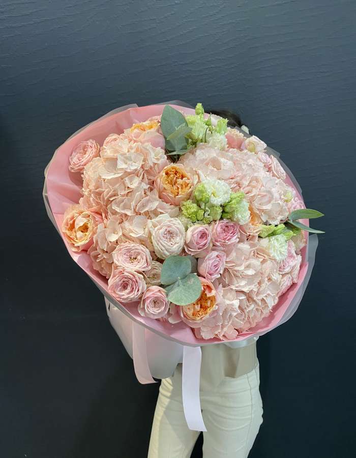 Букет из гортензий и роз сорта Нотинг Хилл "Леденец"