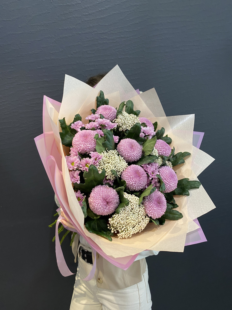 Букет из хризантем сорта Момоко и озотамнуса "Реверанс"