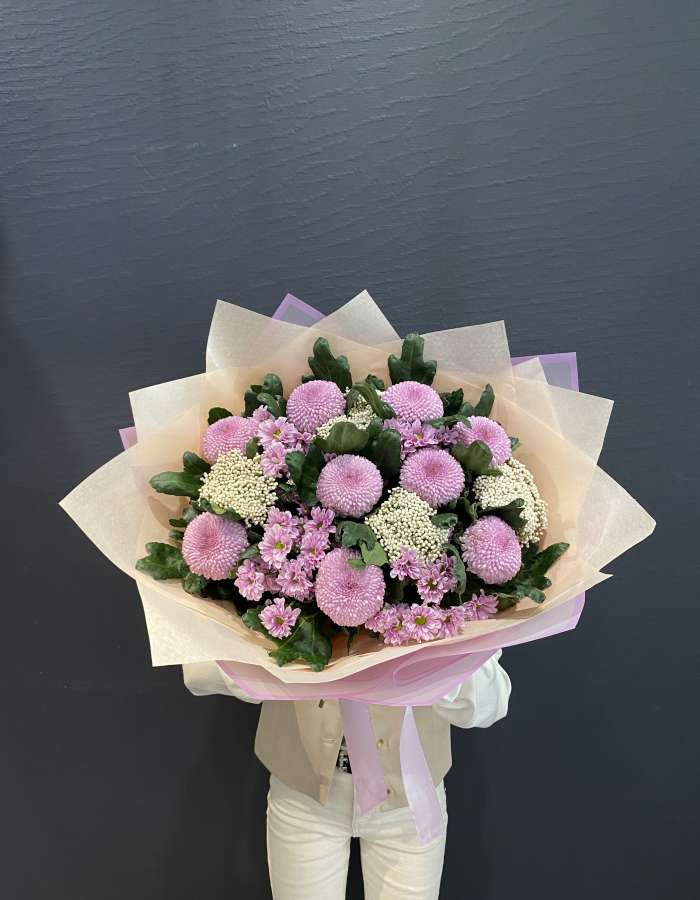 Букет из хризантем сорта Момоко и озотамнуса "Реверанс"