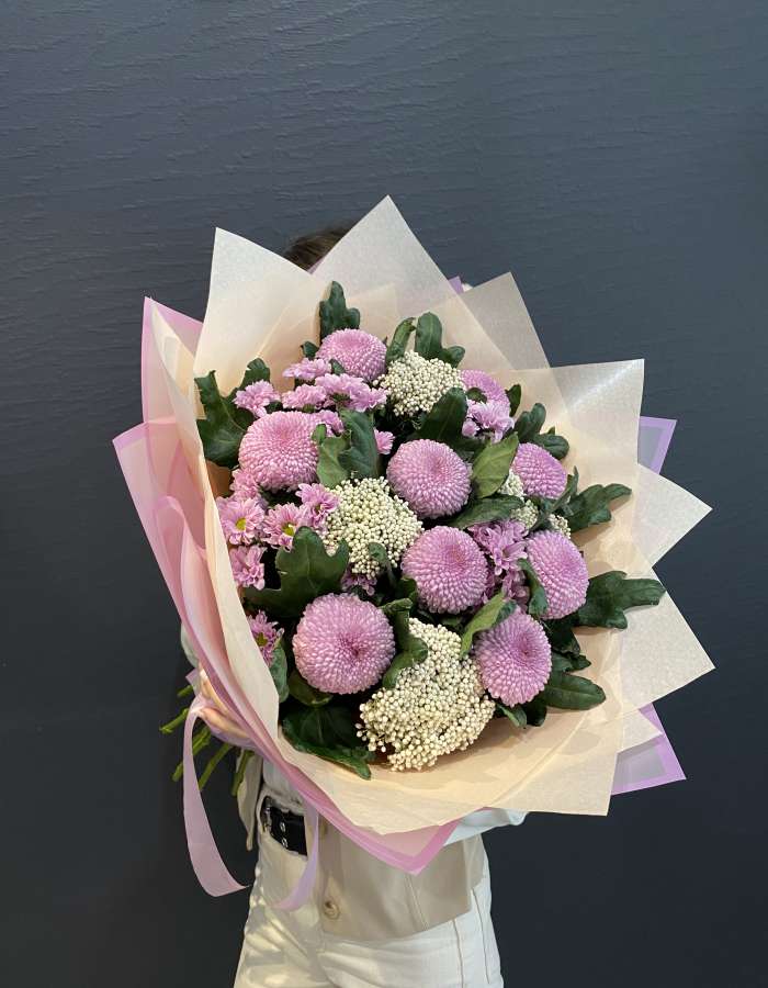 Букет из хризантем сорта Момоко и озотамнуса "Реверанс"